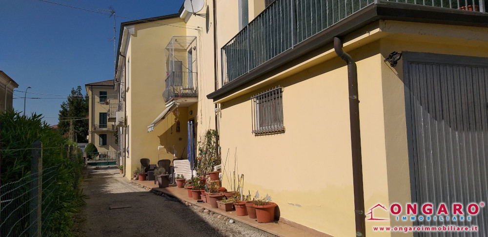 Porzione di casa ristrutturata con terrazzo e giardino a Copparo (Fe)