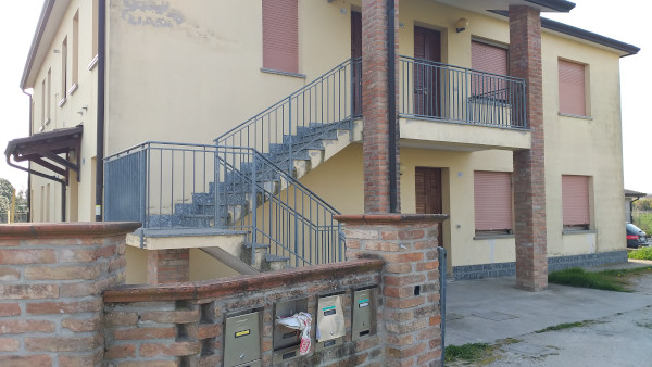 Appartamento al primo piano con garage a Riva del Po (Fe) loc. Berra