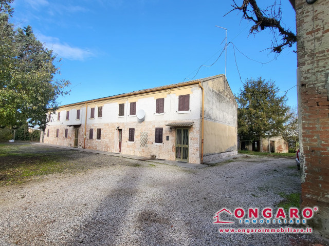 Grande casa di campagna divisa in 4 porzioni ad Ambrogio di Copparo (FE)